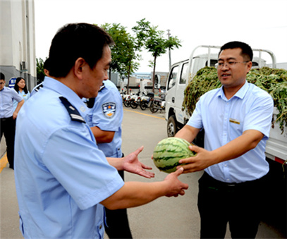 開元集團(tuán)持續(xù)幫扶洛寧瓜農(nóng)——5000斤愛心西瓜慰問(wèn)洛陽(yáng)一線交警