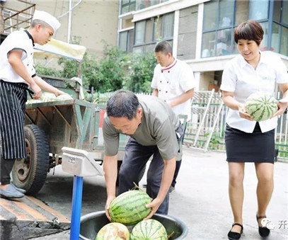 買下一整車西瓜，讓瓜農(nóng)早點回家